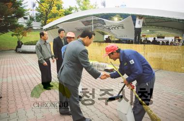 제기차기. 공사혀장, 문자거리, 기념촬영, 행사자관계자격려