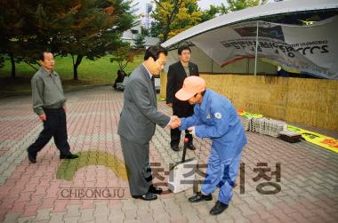 제기차기. 공사혀장, 문자거리, 기념촬영, 행사자관계자격려