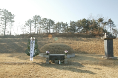 신홍식선생 묘소